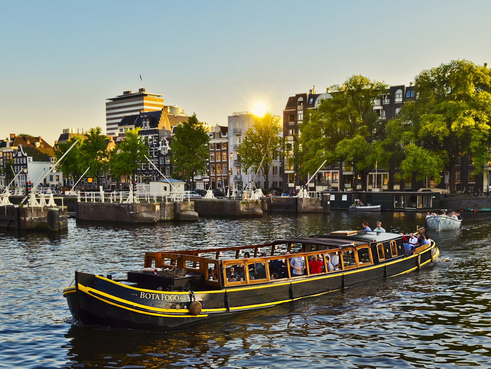 Geschäftsessen oder Umtrunk auf dem Boot in Amsterdam
