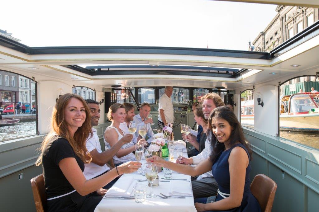 Was ist ein Abendessen auf einem Boot?