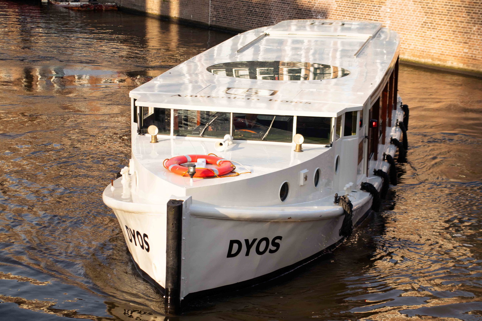 Was sind die Unterschiede zwischen Bootstypen für große Gruppen in Amsterdam?