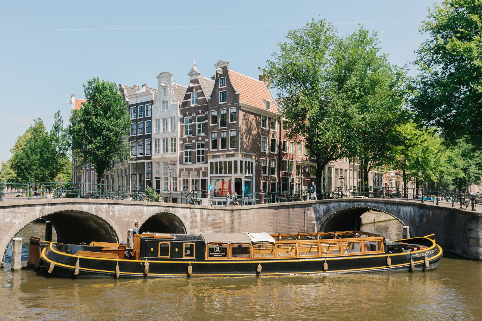 BBQ auf dem Boot in Amsterdam: live grillen auf den Grachten