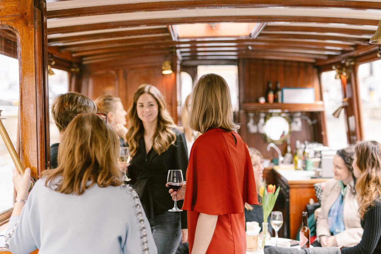 High Tea auf dem Boot in Amsterdam: zwei Optionen im Vergleich