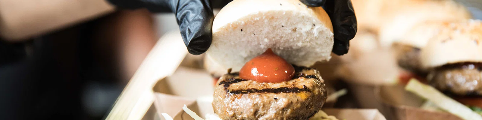 Verse hamburgers op de barbecue aan boord