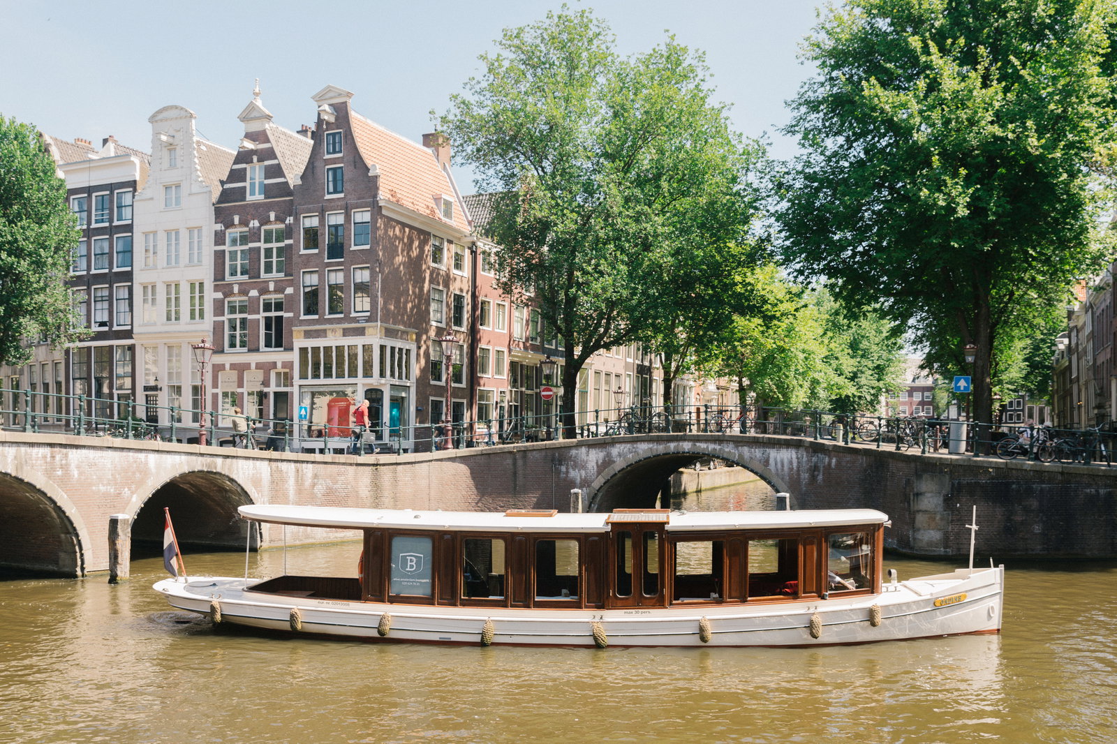 Grachtenfahrt mit Getränken und Snacks in Amsterdam