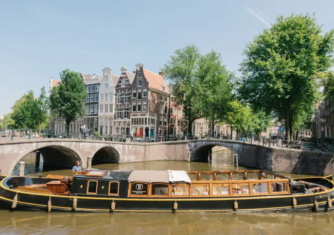 Romantisches Dinner auf dem Boot in Amsterdam, auch zu zweit