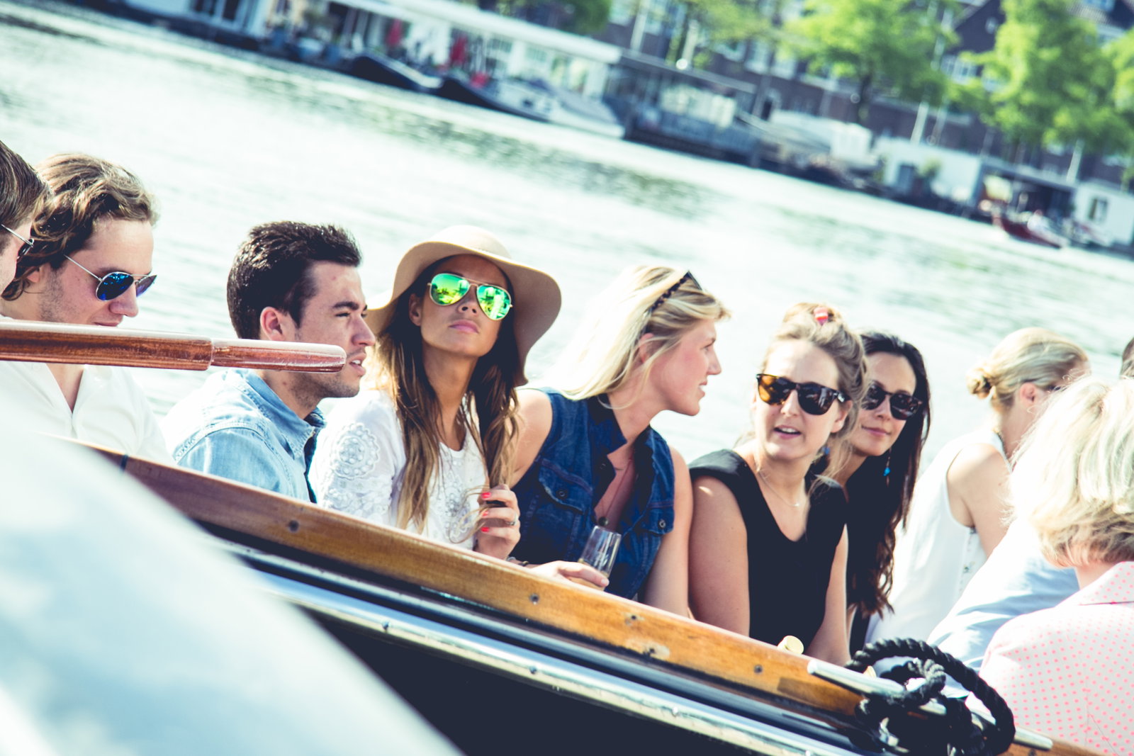 Dinner auf dem Boot in Amsterdam: wie viele Gäste passen an den Tisch?