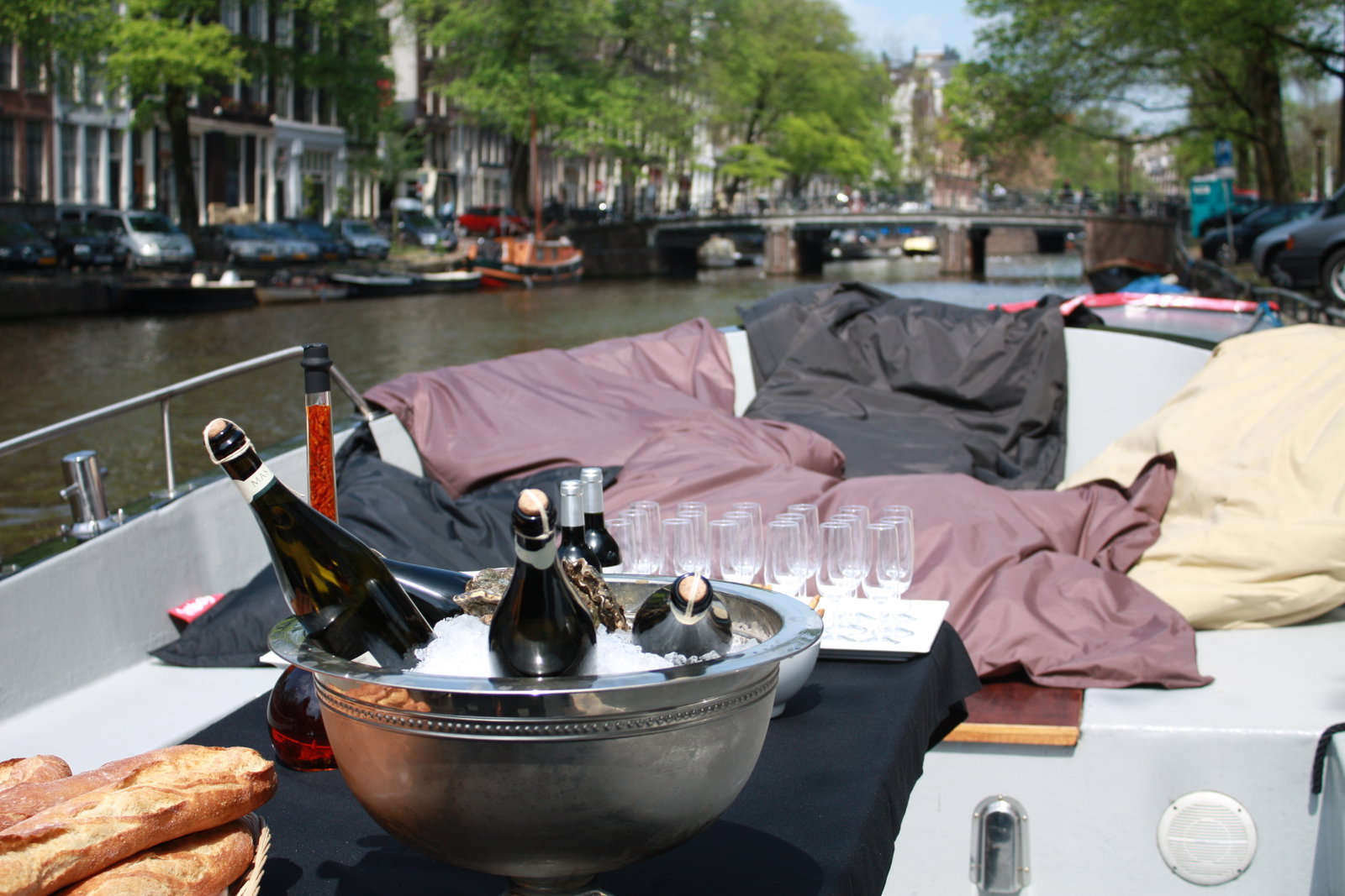 Was ist die beste Jahreszeit für private Bootsfahrten in Amsterdam?