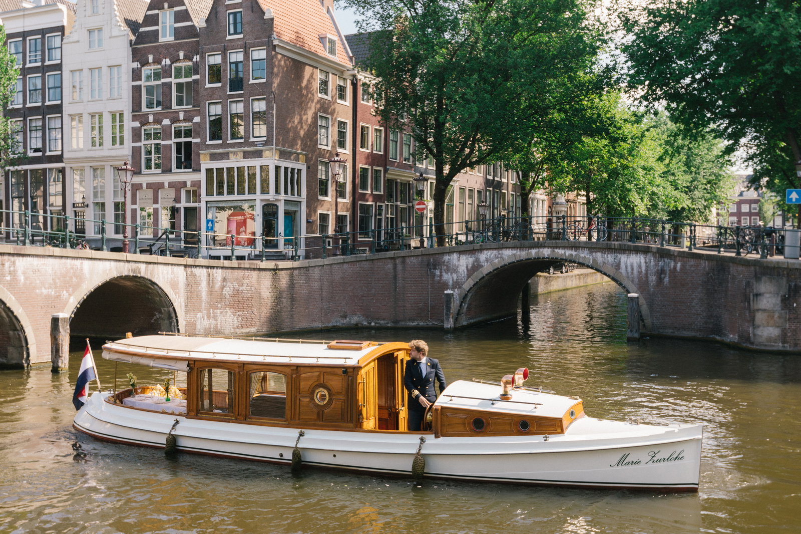 Luxuriöse Grachtenfahrt in Amsterdam: was sie besonders macht und was sie kostet