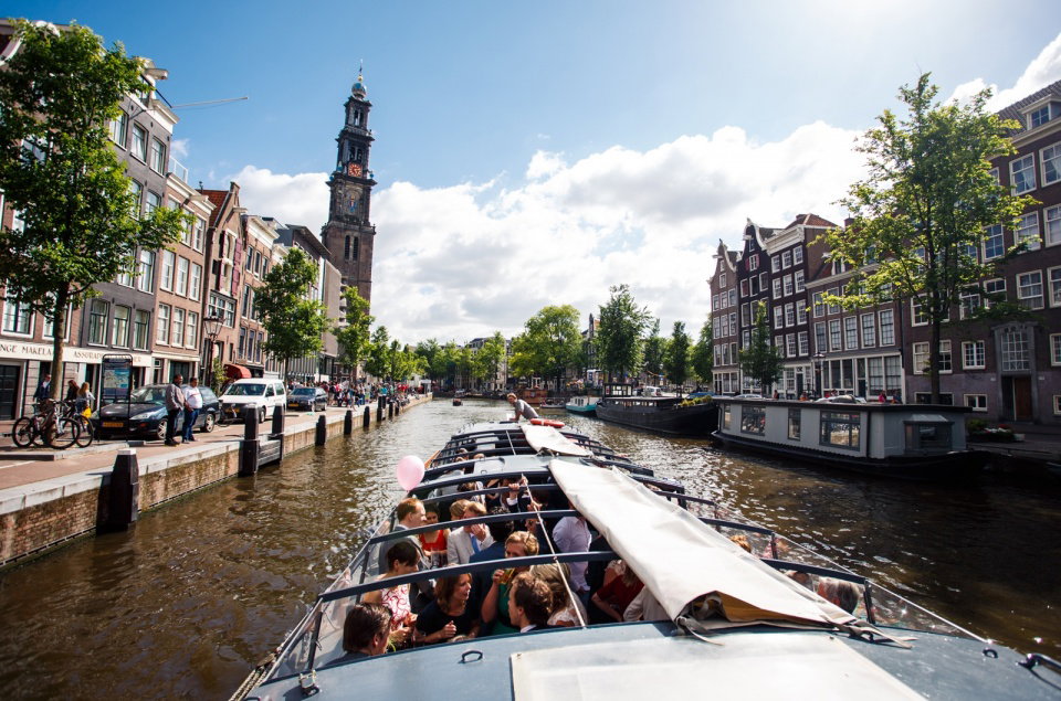 Abendliche Grachtenfahrt in Amsterdam: die Grachten bei Nacht